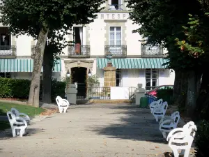 Bourbon-l'Archambault - Thermal Park steegje voorzien van banken