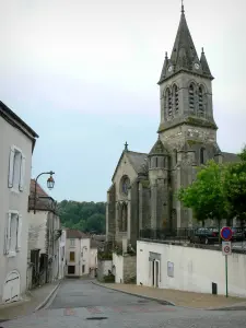 Bourbonne-les-Bains - Campanile della Chiesa di Nostra Signora dell'Assunta e ospita il centro termale