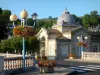 La Bourboule - Spa: spa (Spa), lantaarnpalen en bomen in bloei