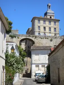 Bourg - Porte de Goutinière gate, campanile of the Jurade mansion and facades of houses in the town 