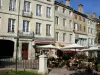 Bourg-en-Bresse - Terrasse de café, commerces et façades de maisons de la rue d'Espagne