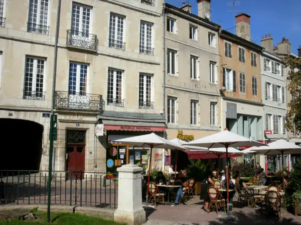 Bourg-en-Bresse - Terraço de café, lojas e fachadas de casas da rua da Espanha