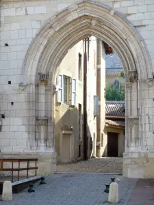 Bourg-en-Bresse - Porte des Jacobins (restos de um antigo mosteiro)