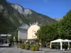 Le Bourg-d'Oisans - Häuser, Fremdenverkehrsamt, Blumen, Bäume und Berg