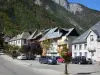 Le Bourg-d'Oisans - Façades de maisons du village et montagne