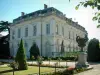 Bourges - Blühende Parterres des Gartens des Archevêché und ehemaliges Erzbistum das das Museum der Besten Arbeiter von Frankreich (Musée des Meilleurs Ouvriers de France) birgt
