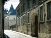 Bourges - Rue pavée avec demeures et entrée du musée Estève (hôtel des Échevins)