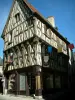 Bourges - Maison des Trois-Flûtes à colombages et salon de thé