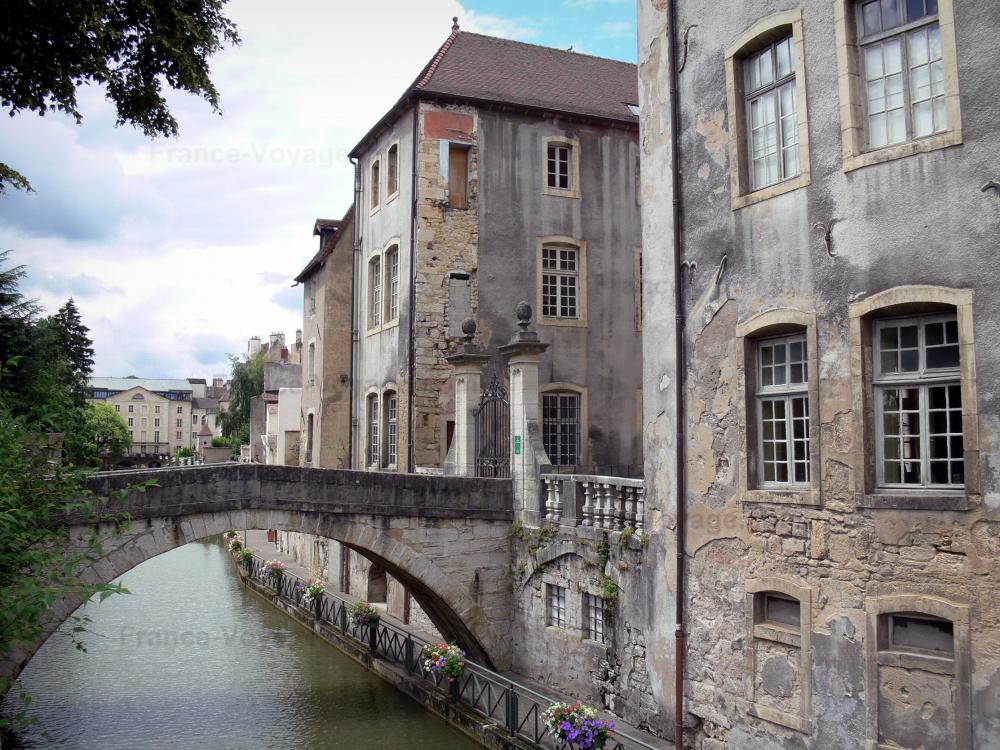 Guide de Bourgogne-Franche-Comté - Dole - Petit pont enjambant le canal des Tanneurs et maisons de la vieille ville au bord de l'eau