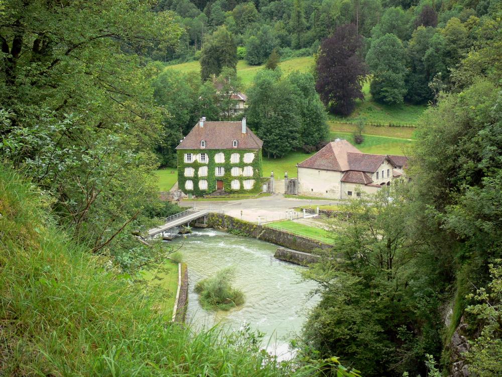 Guide de Bourgogne-Franche-Comté - Paysages jurassiens - Rivière Ain, maisons et arbres