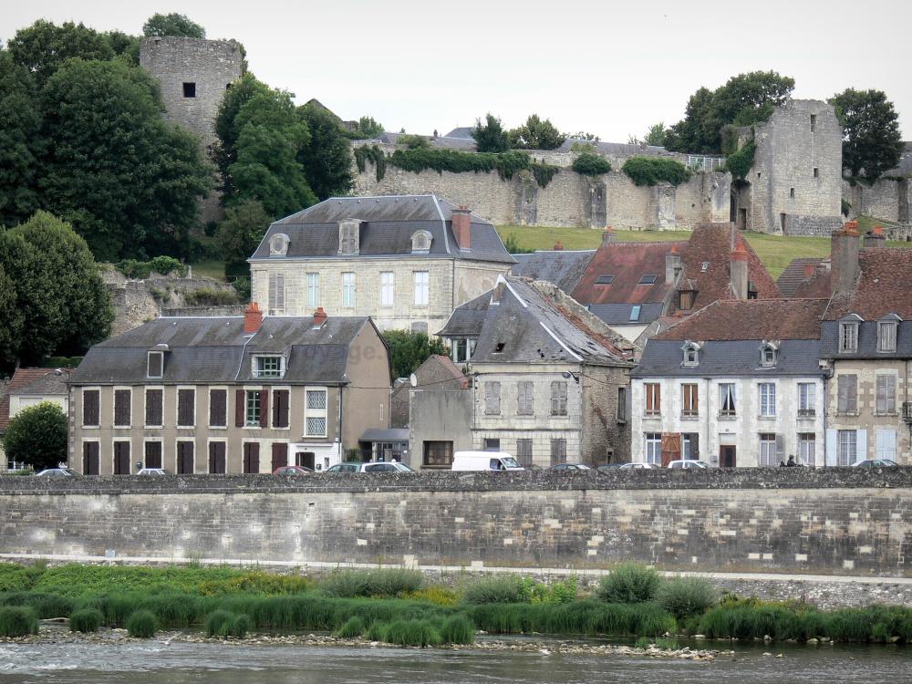 Guide de Bourgogne-Franche-Comté - La Charité-sur-Loire - Remparts et façades de la cité historique sur les bords du fleuve Loire