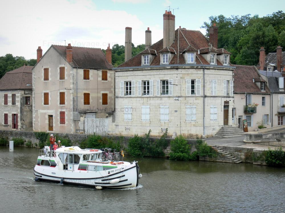 Guide de Bourgogne-Franche-Comté - Clamecy - Bateau de plaisance naviguant sur la rivière Yonne et façades de maisons le long du quai de Bethléem