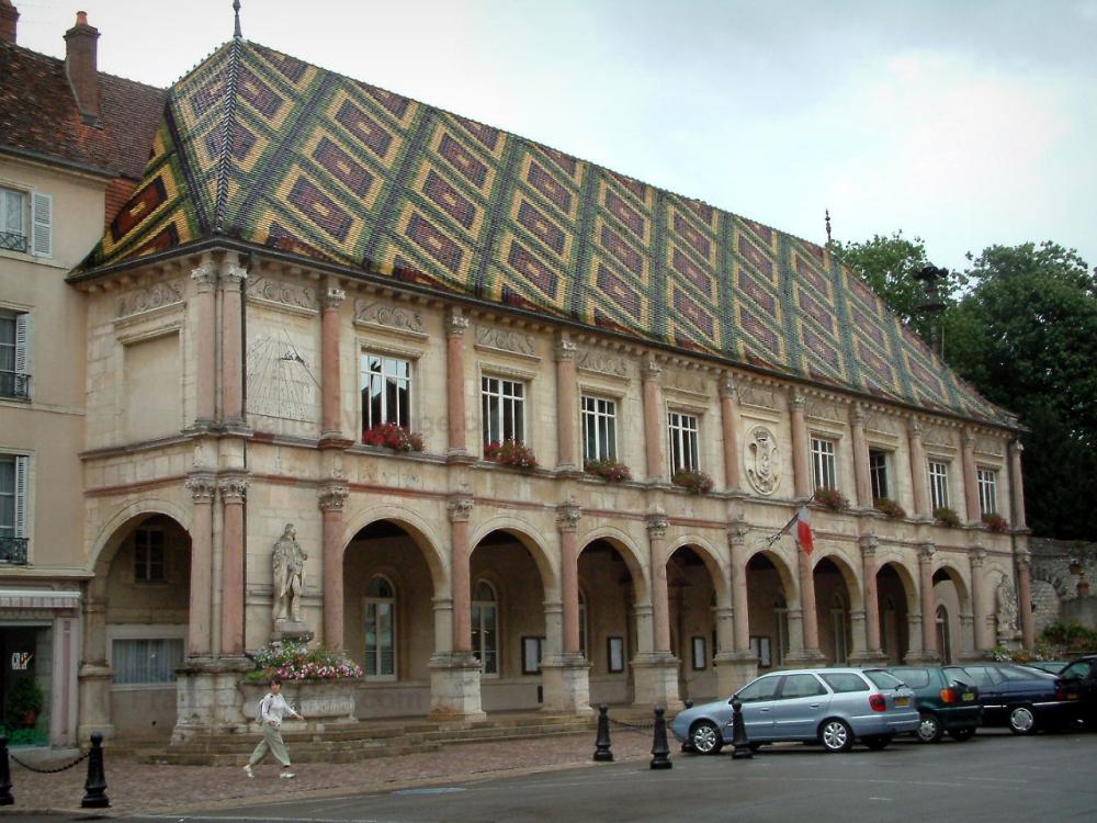 Guide de Bourgogne-Franche-Comté - Gray - Bâtiment de style Renaissance (hôtel de ville, mairie) avec ses colonnes et son toit de tuiles vernissées