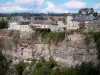 Bozouls hole - Bozouls canyon: village houses and cliffs of the natural cirque