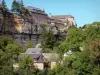 Bozouls hole - Bozouls canyon: Sainte-Fauste church, facades of the village and cliffs of the natural cirque