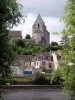 Branco - Igreja Saint-Cyran, casas da cidade, rio Creuse e árvores à beira da água; no vale do Creuse, no Parque Natural Regional de Brenne