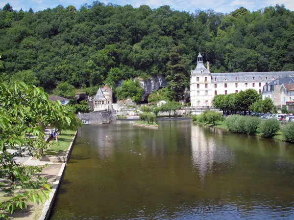 Brantôme - River (Dronne), le banche con alberi, giardino promenade des Moines (a sinistra), Abbazia benedettina, padiglione rinascimentale, torre di San Rocco e forestali, in Périgord Verde