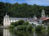 Brantôme - Rivière (la Dronne) avec des canards, abbaye bénédictine, maisons, arbres et forêt, en Périgord vert