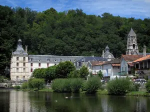 Brantôme - River (Dronne) con le anatre, abbazia benedettina, case, alberi e foreste, in Périgord Verde