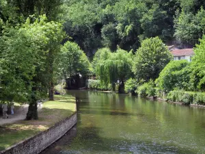 Brantôme - Bank (a piedi) dal giardino dei monaci (a sinistra), fiume (Dronne) e gli alberi in riva al mare, nel verde Perigord
