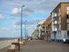 Bray-Dunes - Opalküste: Strandpromenade, Strassenleuchten, Sandstrand, Wohnhäuser und Häuser des Badeortes
