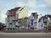 Bray-Dunes - Côte d'Opale : plage de sable, immeuble et maisons de la station balnéaire