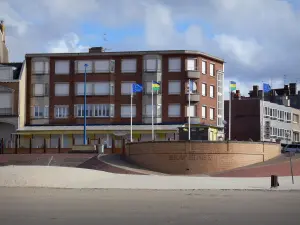 Bray-Dunes - Côte d'Opale : plage de sable, immeuble et maisons de la station balnéaire