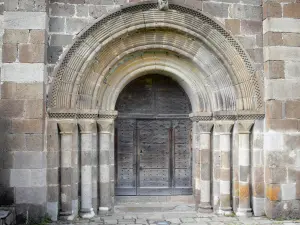 Bredons Kirche - Portal der Prioratskirche Saint-Pierre