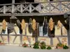 Bresse savoyarde - Farm-Forest Museum: gevel en een balkon met houten stutten van Bresse boerderij, met mais opgeschort; de korte