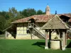 Bresse savoyarde - La Grange du Clou, Bresse boerderij in Saraceense open haard, met zijn putten in Saint-Cyr-sur-Menthon