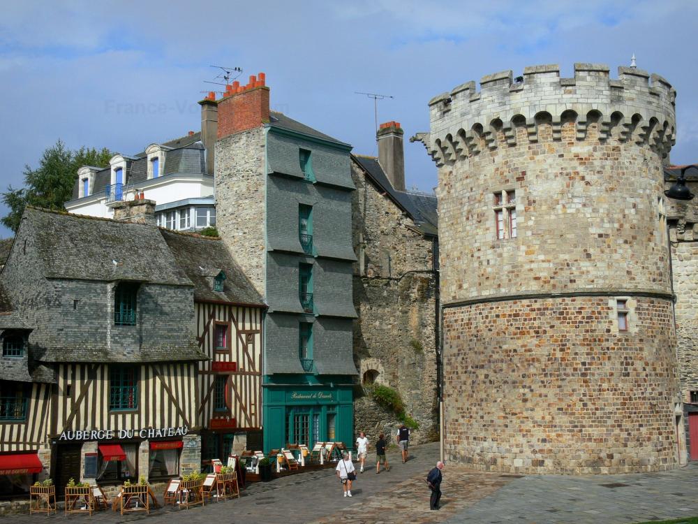 Guide de Bretagne - Vitré - Maisons anciennes de la rue d'En-Bas (façades à pans de bois)