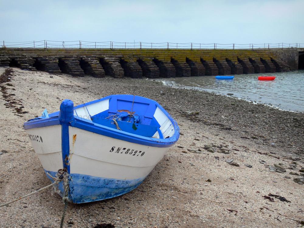 Guide de Bretagne - Cancale - Barque sur la plage, mer et jetée