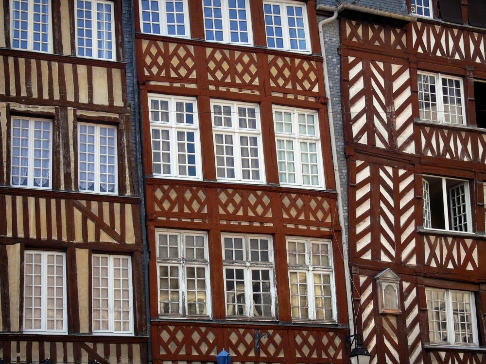 Guide de Bretagne - Rennes - Vieille ville : façades de maisons anciennes à pans de bois de la place du Champ-Jacquet