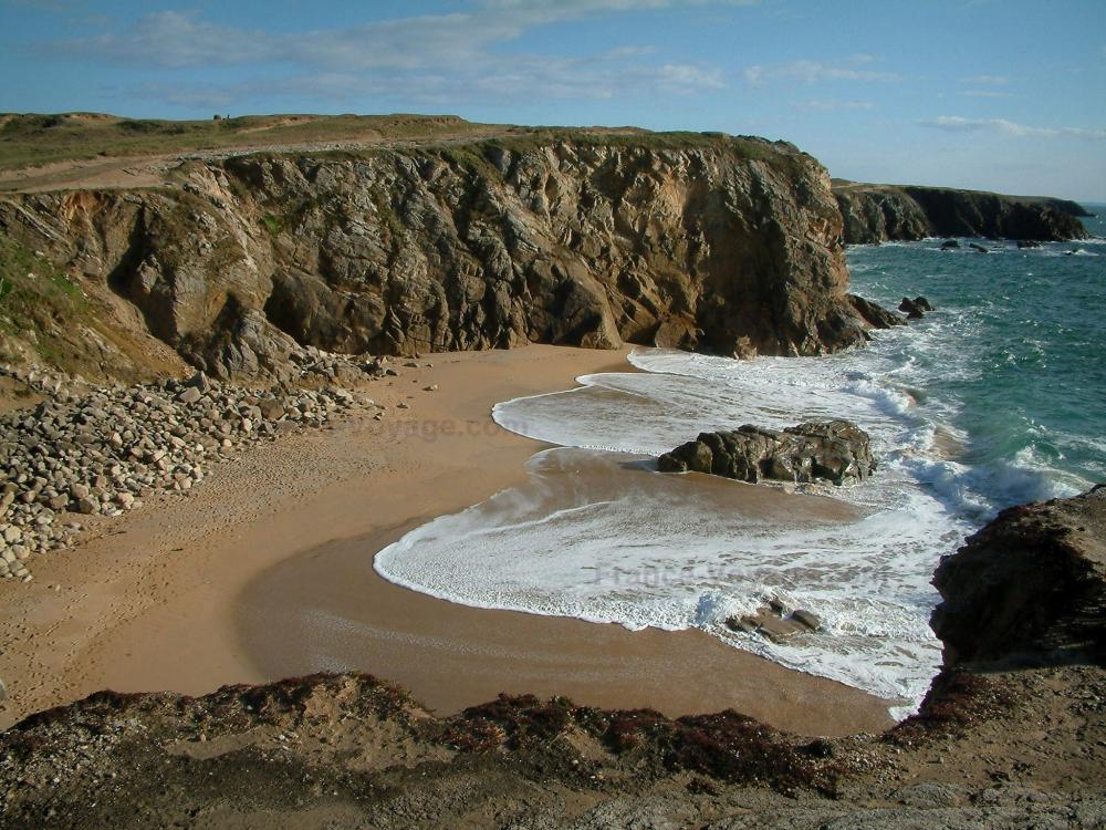 Guide de Bretagne - Presqu'île de Quiberon - Côte sauvage : falaises abruptes, rochers, plage de sable et mer (océan Atlantique)