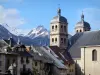Briançon - Alta ciudad (ciudadela Vauban Vauban ciudad): las torres de la catedral de Notre-Dame y las casas del casco antiguo con vistas a las montañas cubiertas de nieve