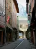 Briançon - Alta ciudad (ciudadela Vauban Vauban ciudad): High Street (Gran Gárgola), con su canal central, sus casas y tiendas, y el guardia de Pinerolo puerta en el fondo