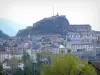 Briançon - Fuerte del castillo con vista a las casas y edificios de alta de la ciudad (ciudadela de Vauban)