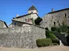 Brigueuil - Torre sineira da igreja de Saint-Martial e casas da aldeia