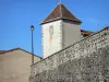 Brigueuil - Muro de pedras, poste e casas da aldeia