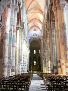 Brioude - All'interno della basilica di Saint-Julien: navata e coro