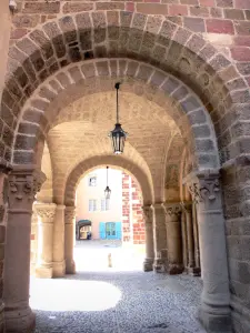 Brioude - Capitelli scolpiti del portico sud della basilica romanica di Saint-Julien