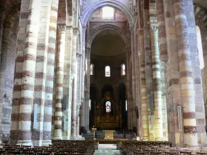 Brioude - All'interno della basilica di Saint-Julien: navata e coro