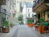 Brive-la-Gaillarde - Terrasje, winkels en gevels van de oude stad