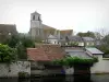Brouの - Saint-Lubin教会の鐘楼、街の家々、水の端にある洗濯物（Ozanne川）