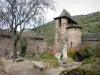 Brousse-le-Château - Kerk van Saint-Jacques-le-Maggiore toren en versterkte oude begraafplaats