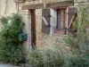 Bruniquel - Toegang tot een stenen huis met planten en bloemen