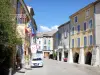 Buis-les-Baronnies - Fassaden und Arkaden des Marktplatzes