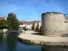 Burg von Brie-Comte-Robert - Türme und Umfassungsmauer der mittelalterlichen Burg, Wassergräben mit Wasser, Steg und Stadthäuser