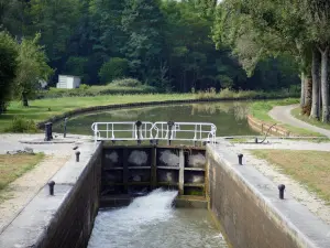 Burgundy Canal - Lock n°29 of Saint-Victor and the Burgundy Canal, in Saint-Victor-sur-Ouche, in the Ouche valley