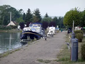 Burgundy Canal - Marina of Pouilly-en-Auxois and its moored boats